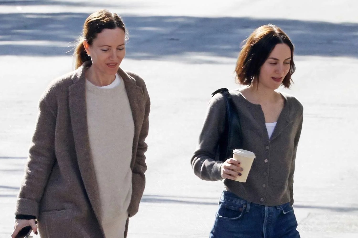Leslie Mann And Maude Apatow Twinned In Reformation Sweaters - صورة مميزة صورة مميزة: Leslie Mann And Maude Apatow Twinned In Reformation Sweaters