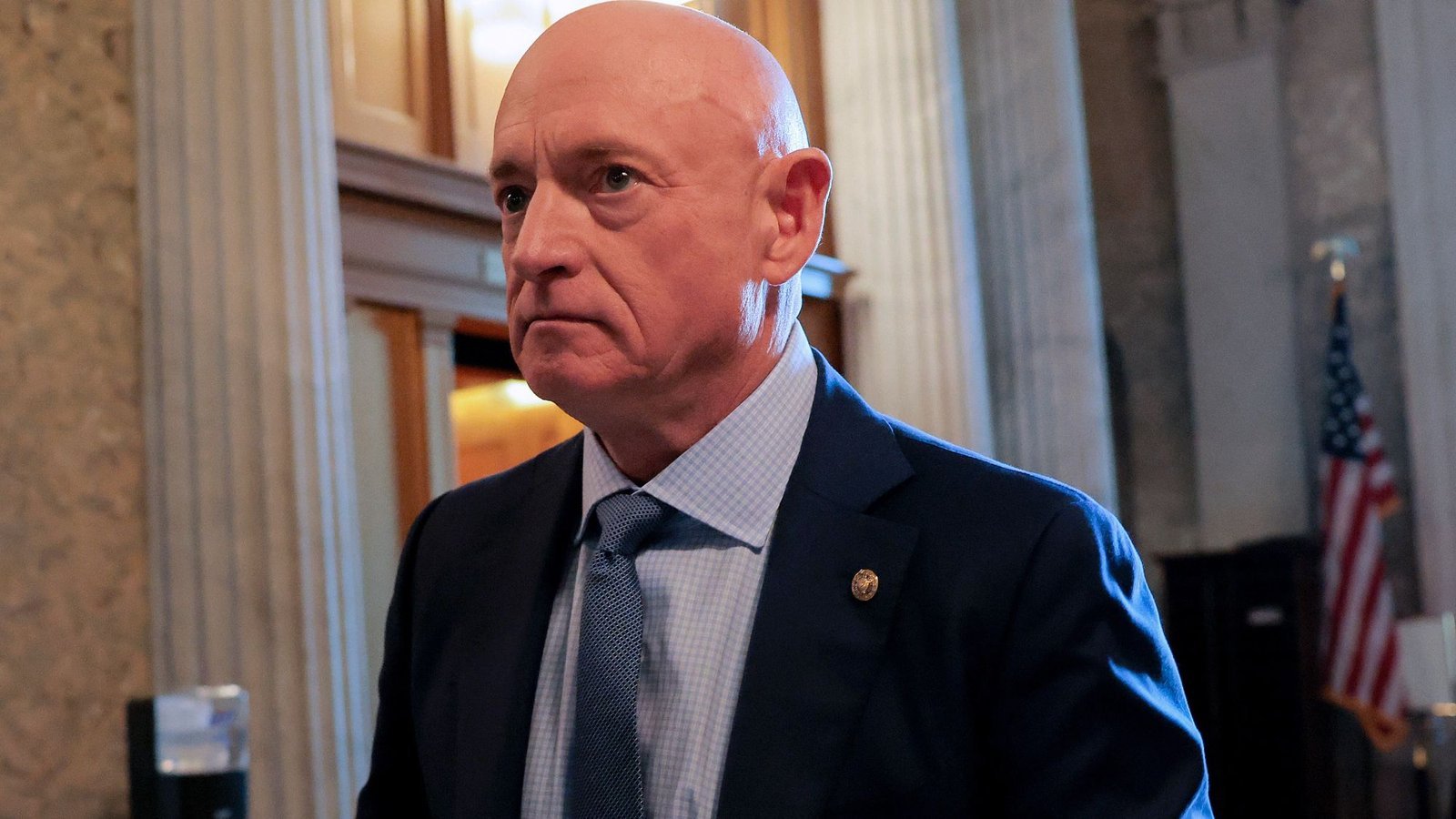 صورة مميزة: Former NASA Astronaut Mark Kelly Sues Pentagon, Pete Hegseth Over Censure Campaign